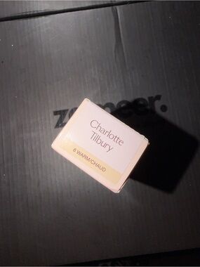Charlotte Tilbury Foundation Box - Shade 6 Warm (Peachy Nude)